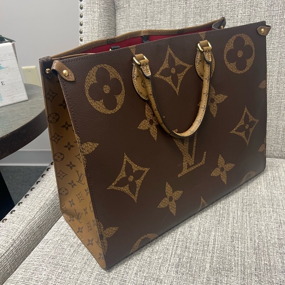 LV On The Go Large in excellent condition. Barely worn. - Picture 11 of 16